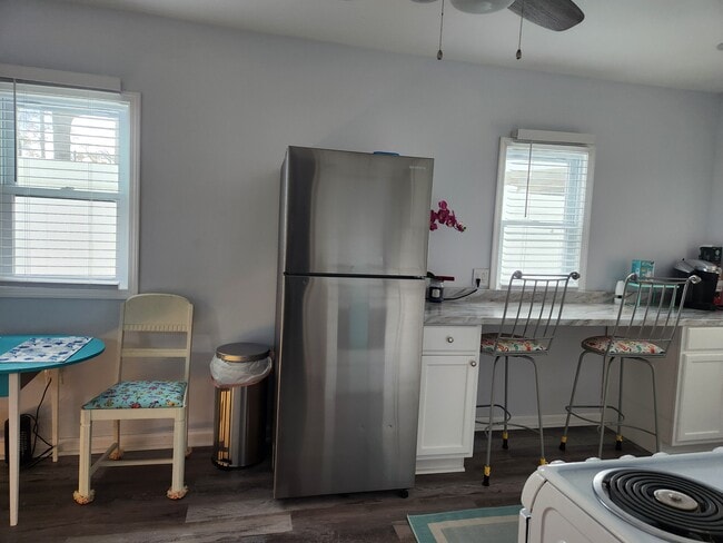 Building Photo - 1204 Lossing Ave