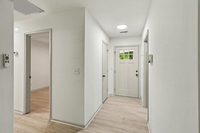 Foto del edificio - 100 English Rd