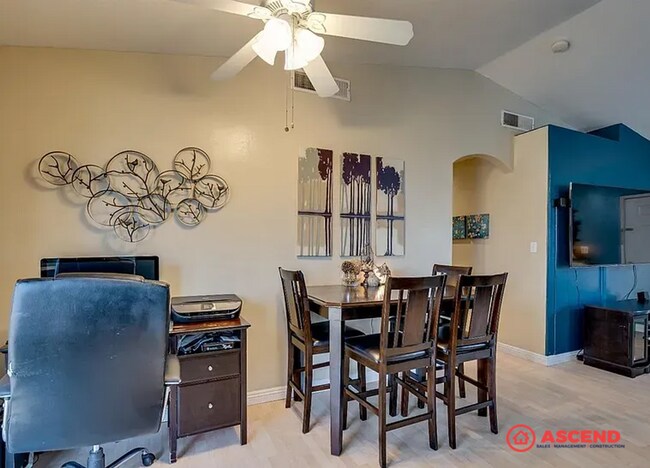 Building Photo - Cute Home Located Near Shopping in the Ros...