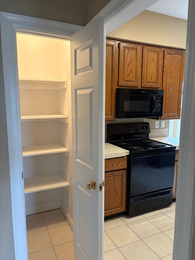 Despensa junto a la cocina - 2032 Graybar Ln