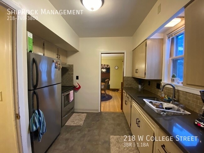 Foto del edificio - 218 W College St