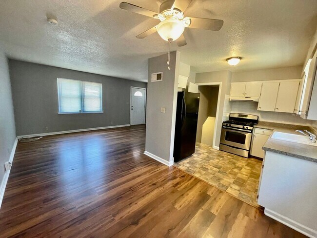 Foto del edificio - Recently Updated 3 Bedroom / 2 Full Bathro...