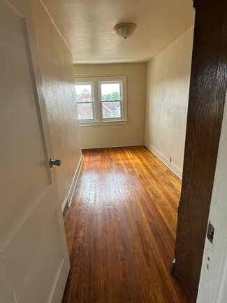 Building Photo - 554 W 9th St