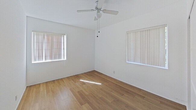 Foto del edificio - Beautiful  4+2 GRANADA HILLS HOME