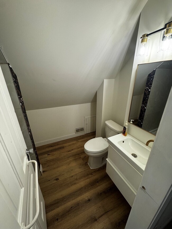 Personal bathroom - 1 Rogers Av
