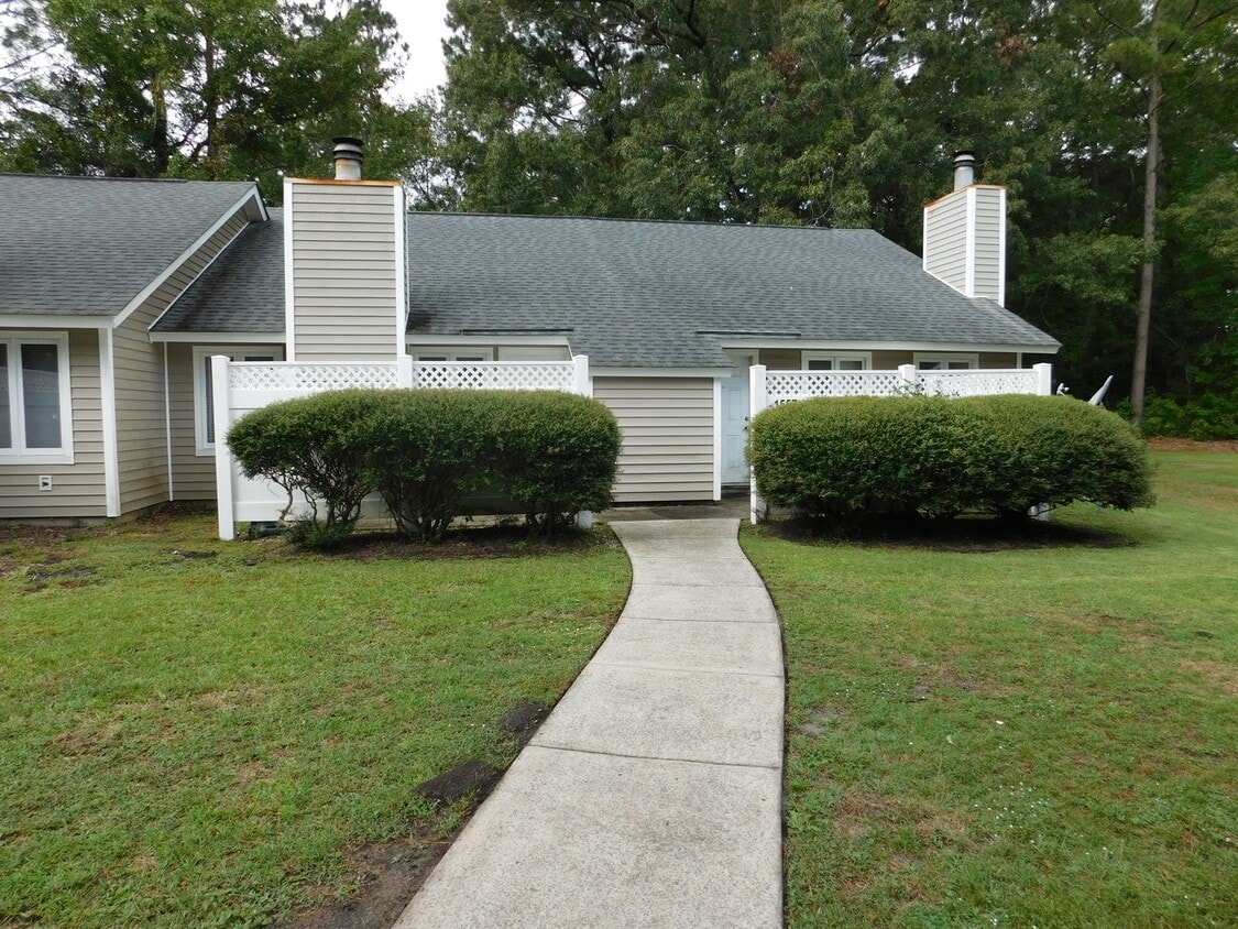 Primary Photo - 1555 College Way