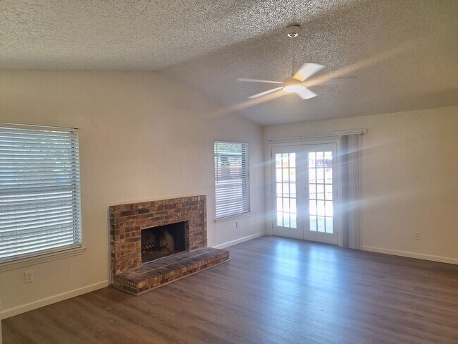 Building Photo - 3944-3946 Queens Ct