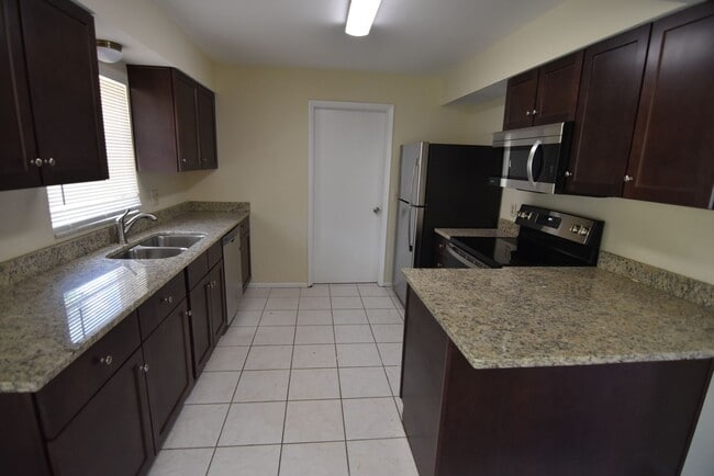 Building Photo - ALTAMONTE SPRINGS: 3 Bed/2 Bath SFH in Cha...