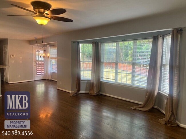 Foto del edificio - Luxurious 4 Bd/3.5Ba home located in The G...