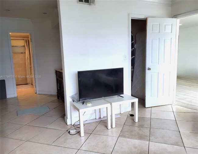 Foto del edificio - 7410 SW 82nd St