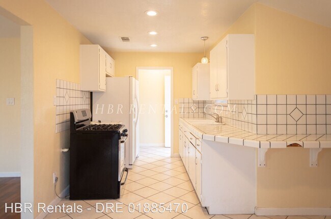 Building Photo - 3 br, 1 bath House - 375 E Beverly Place