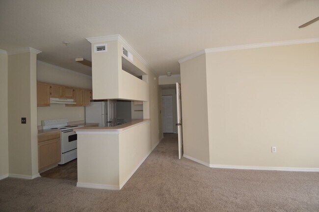 Foto del edificio - 1 bed/1 bath with Den in CARROLLWOOD AREA:...