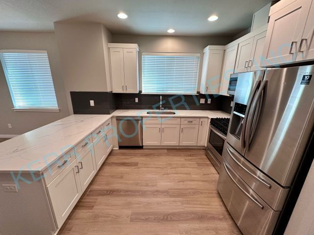 Building Photo - Charming 3-Bedroom Townhouse with 2.5 Baths and Spacious Living Area in Portland!
