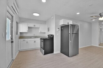 Building Photo - 6101 NW 9th Ct