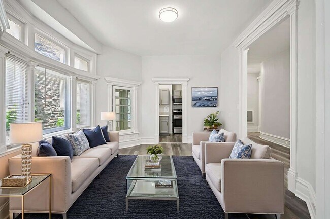 Sala de estar renovada - Pelham Court Apartments