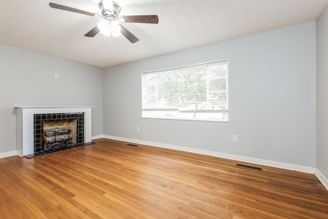 Building Photo - 4 Bedroom, 2 Bath Oasis in Clinton, MS!