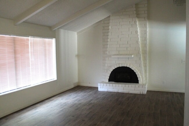 Building Photo - Quailwood 3 bed 2 bath pool