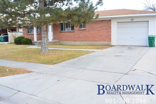 Building Photo - Awesome Sandy 5 Bed 2 Bath House!