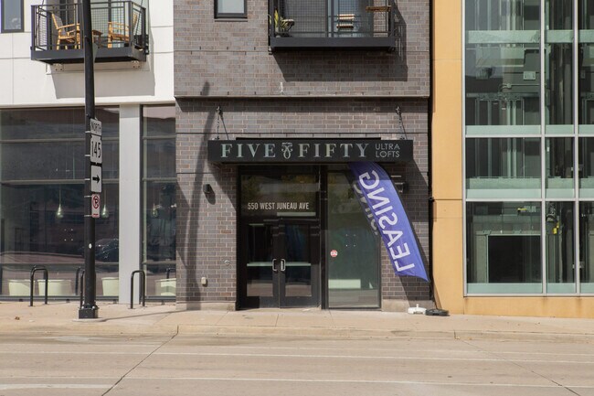 Foto del edificio - 550 W Juneau Ave