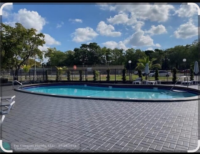 Foto del edificio - 8000 Fairview Dr
