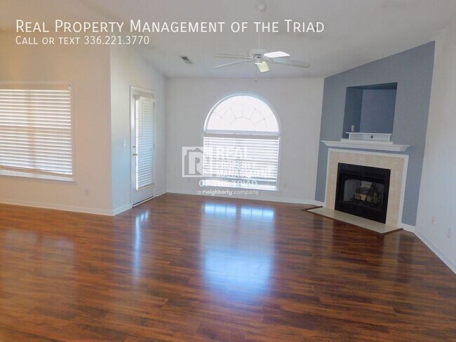 Building Photo - Upper Level 2BR/2BA Condo off Hartley Driv...