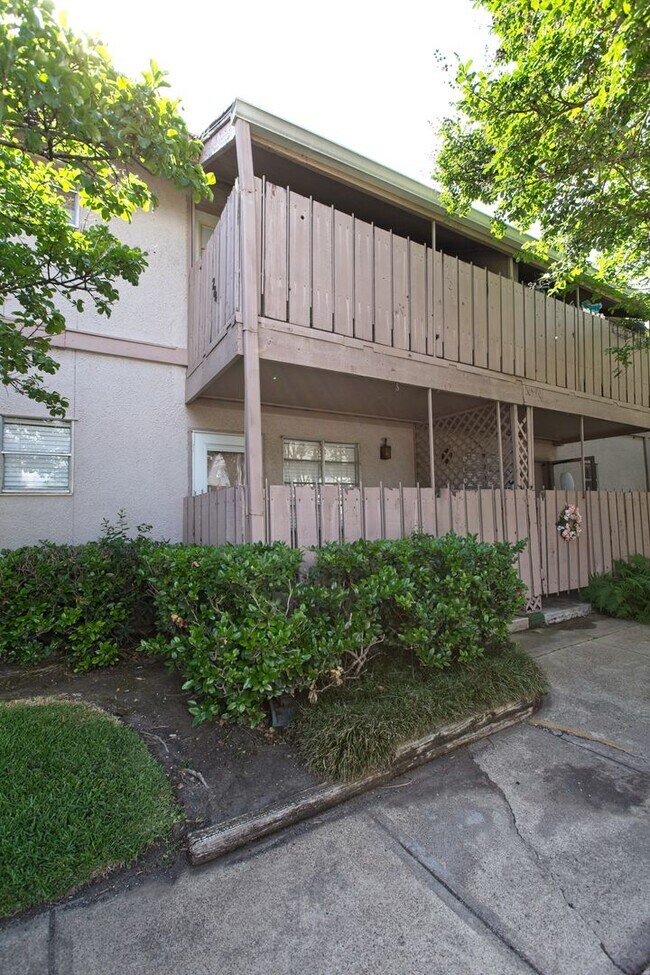 Building Photo - Dallas Condo - Utilities Included!