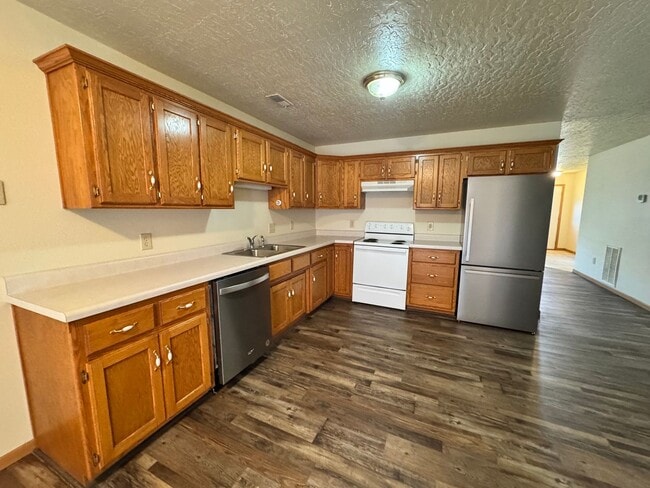 Building Photo - 2 Bedroom, 2 Bathroom Duplex