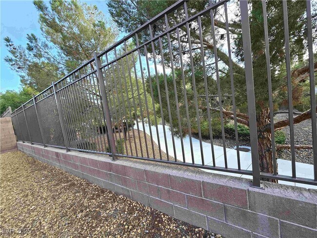 Building Photo - 2553 Chateau Clermont St