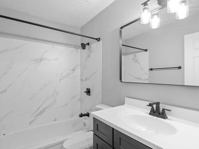 Baño reformado - The Alcove of Turpin Hills