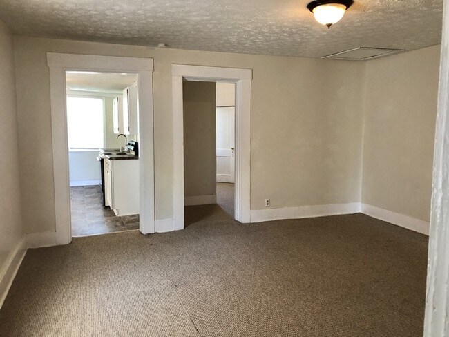 Building Photo - German Village Apartment in Four Family!