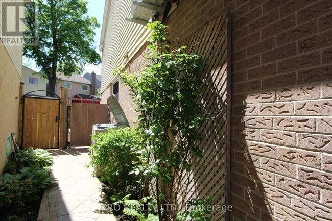 Building Photo - 623 Hartfordshire Ln