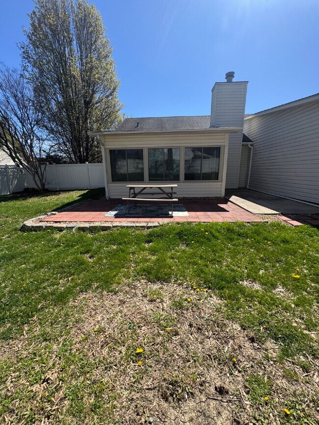 Building Photo - "Charming 3-Bedroom Retreat with Fireplace & Hardwood Floors in Fletcher, NC"