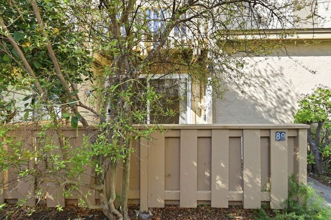 Building Photo - Sunset Park Townhouse Available for Rent!