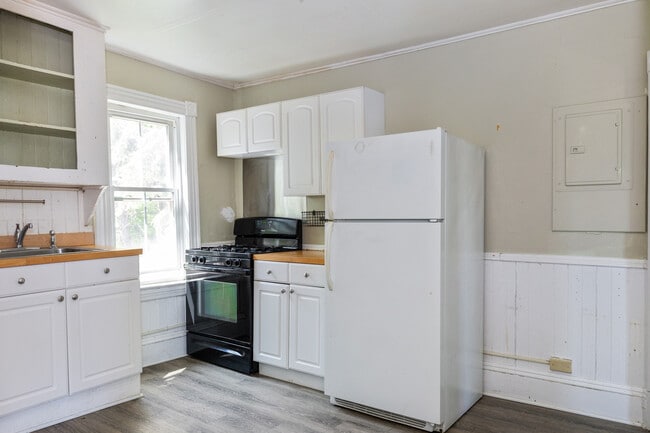 Photo - 1-5 Pine Pl Apartments