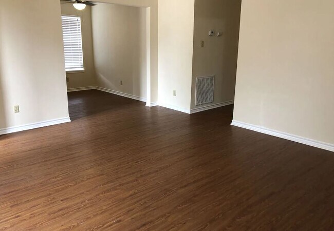 Building Photo - 1801 Sara Dr