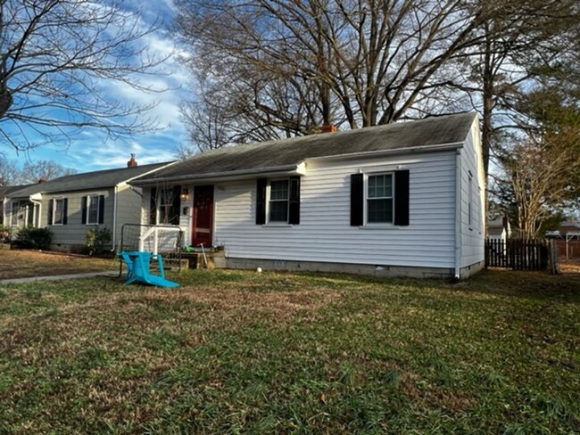 Building Photo - -- 3 BR/ 1 BA Three Bedroom Ranch House