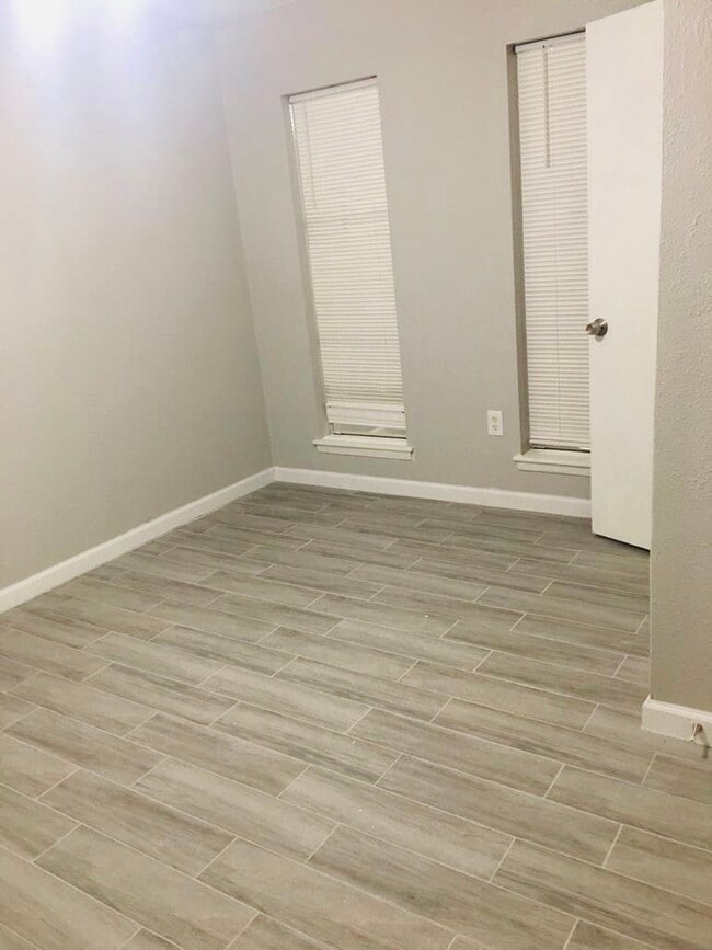 Building Photo - 513 Cypress Dr