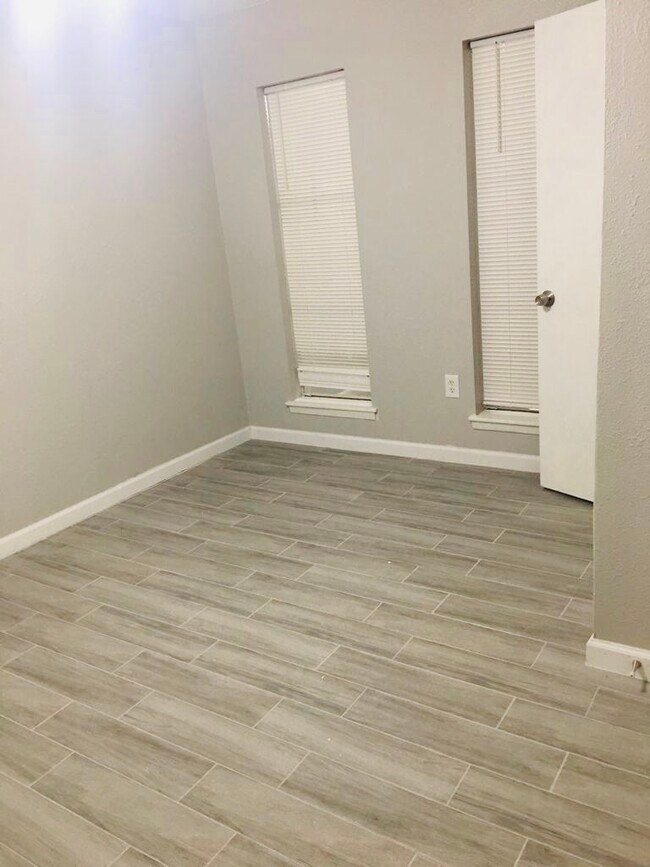 Foto del edificio - 513 Cypress Dr
