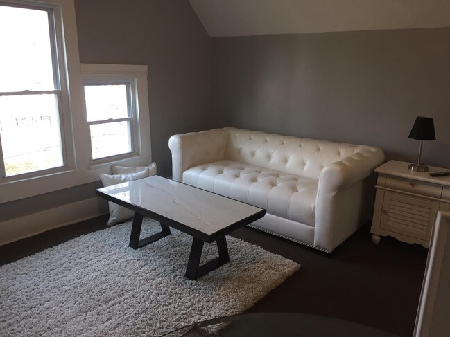 sala de estar, un sofá de cuero blanco - 181 Beck Ave