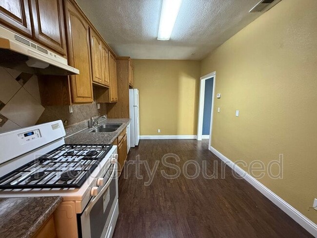 Building Photo - 139 W Yosemite Ave