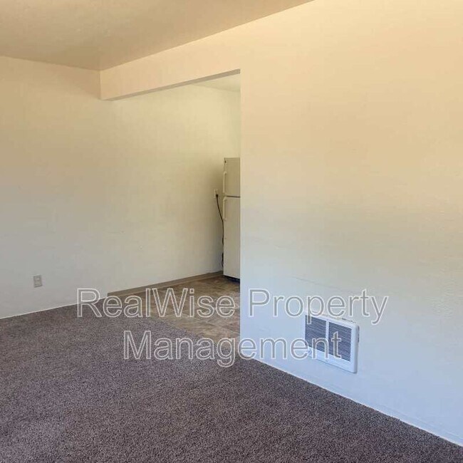 Foto del edificio - 3028 NE Douglas Ave