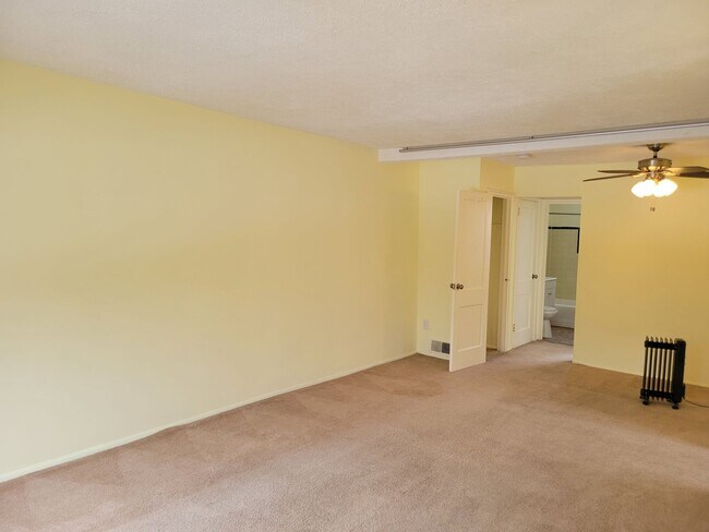 Building Photo - 120 Varnum St NE