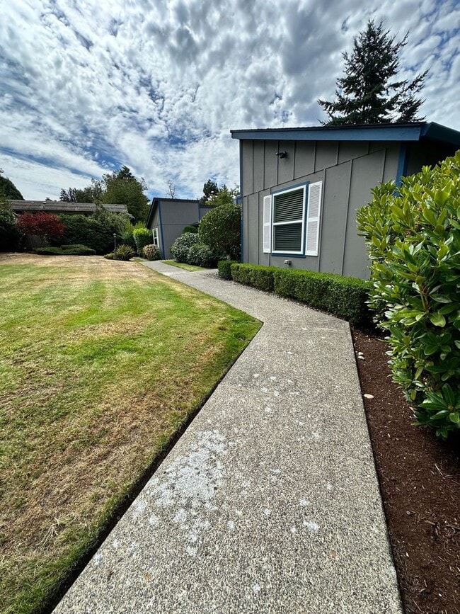 Building Photo - Beautiful well Maintained Duplex for rent