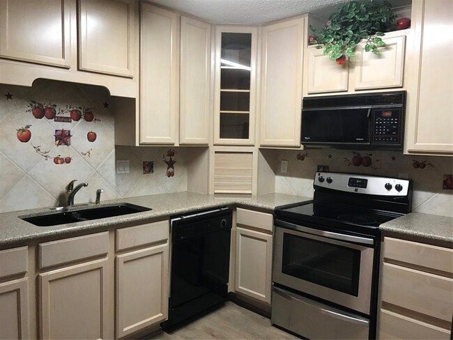 Building Photo - 16800 Sugar Pine Dr