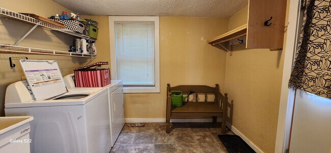 Building Photo - Charming 3 Bedroom 2 Bathroom Home