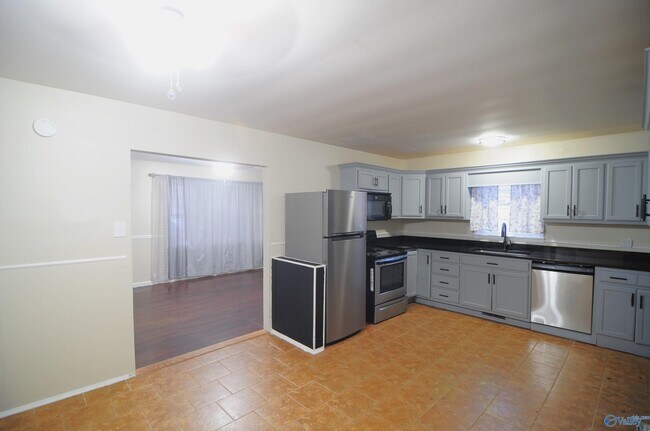 Foto del edificio - 1702 Truman Dr NE