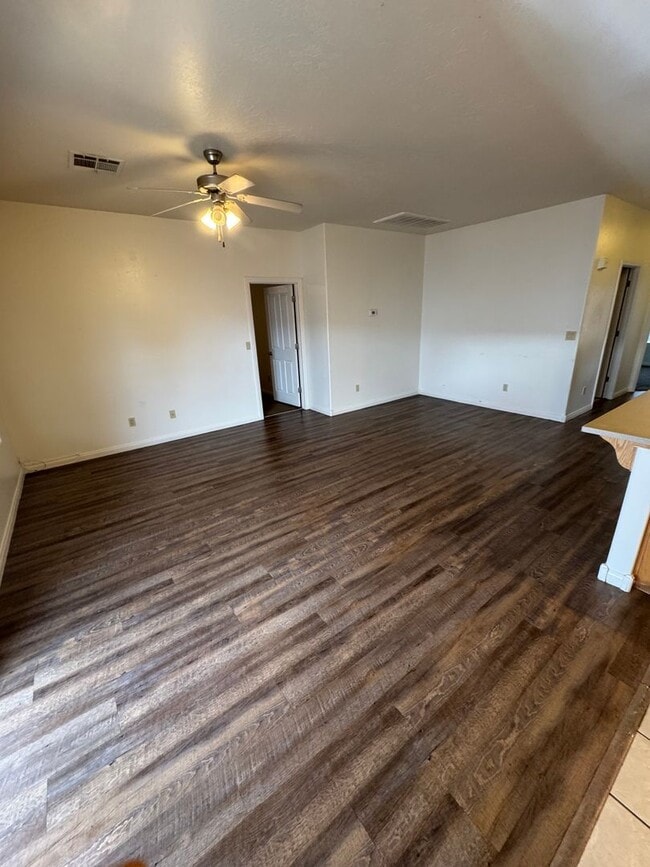 Building Photo - 3-bedroom 2-bathroom home with a two car g...