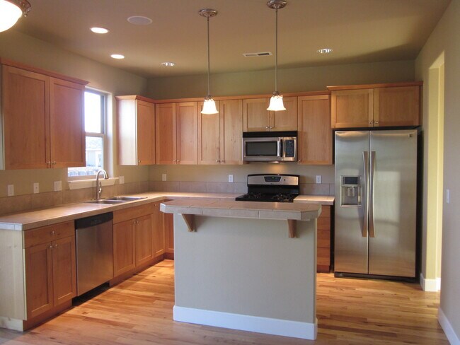 Building Photo - Redmond - Beautiful 2 Story 4 Bedroom Home...