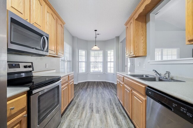 Foto del edificio - Spacious 3 Bed, 2 Bath Home with Large Bon...