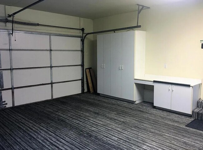 Building Photo - 561 Ridgeview Dr